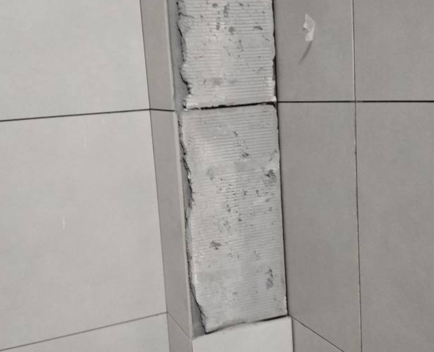 寿阳瓷砖空鼓维修公司分享下瓷砖施工前基层浇水润湿程度不足，可能导致以下问题